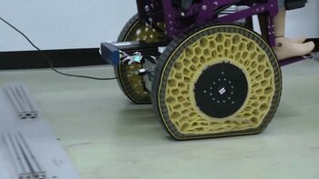 Basada en la tensión superficial de las gotas de agua, la rueda se adapta a obstáculos transformándose de un estado sólido a uno flexible (Captura de video)