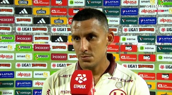 El futbolista Alex Valera habla ante micrófonos frente a un panel publicitario con marcas patrocinadoras