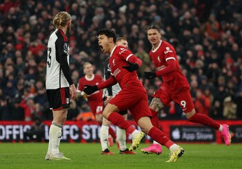 Wataru Endo celebrando el tercer