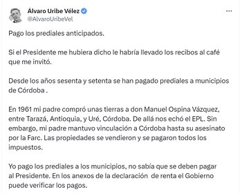El expresidente Álvaro Uribe le