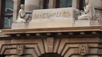 Subgobernador del Banco de México responde a Sheinbaum: niega que todos tengan derecho a una pensión