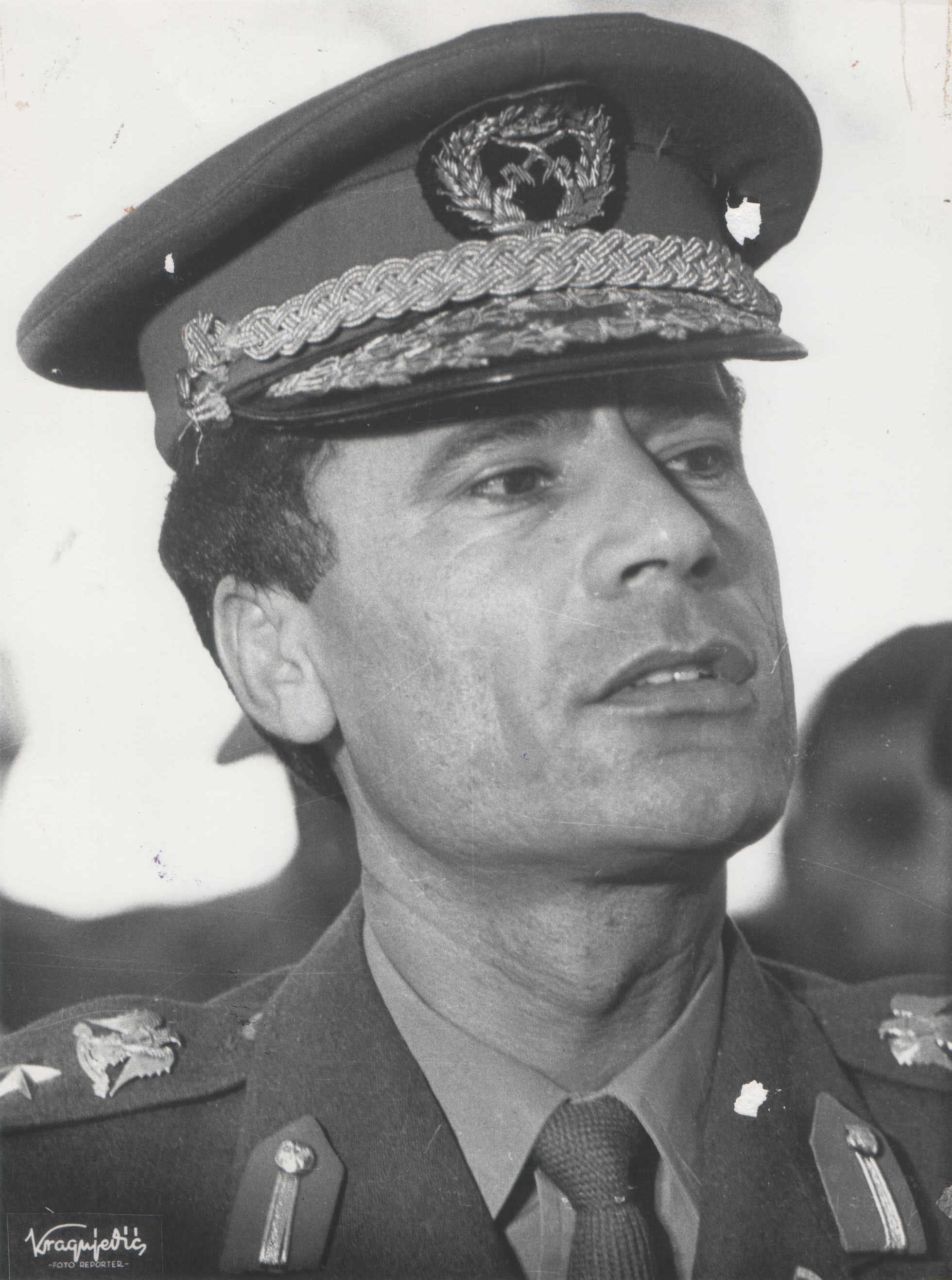 El militar Muamar Gadafi asumió el mando en Libia en 1969 tras derrocar al rey Idris I. Amnistía Internacional constató que solo una de las catorce personas requeridas por la justicia internacional por violaciones a los derechos humanos durante la dictadura de Gadafi enfrentó a la Corte Penal Internacional