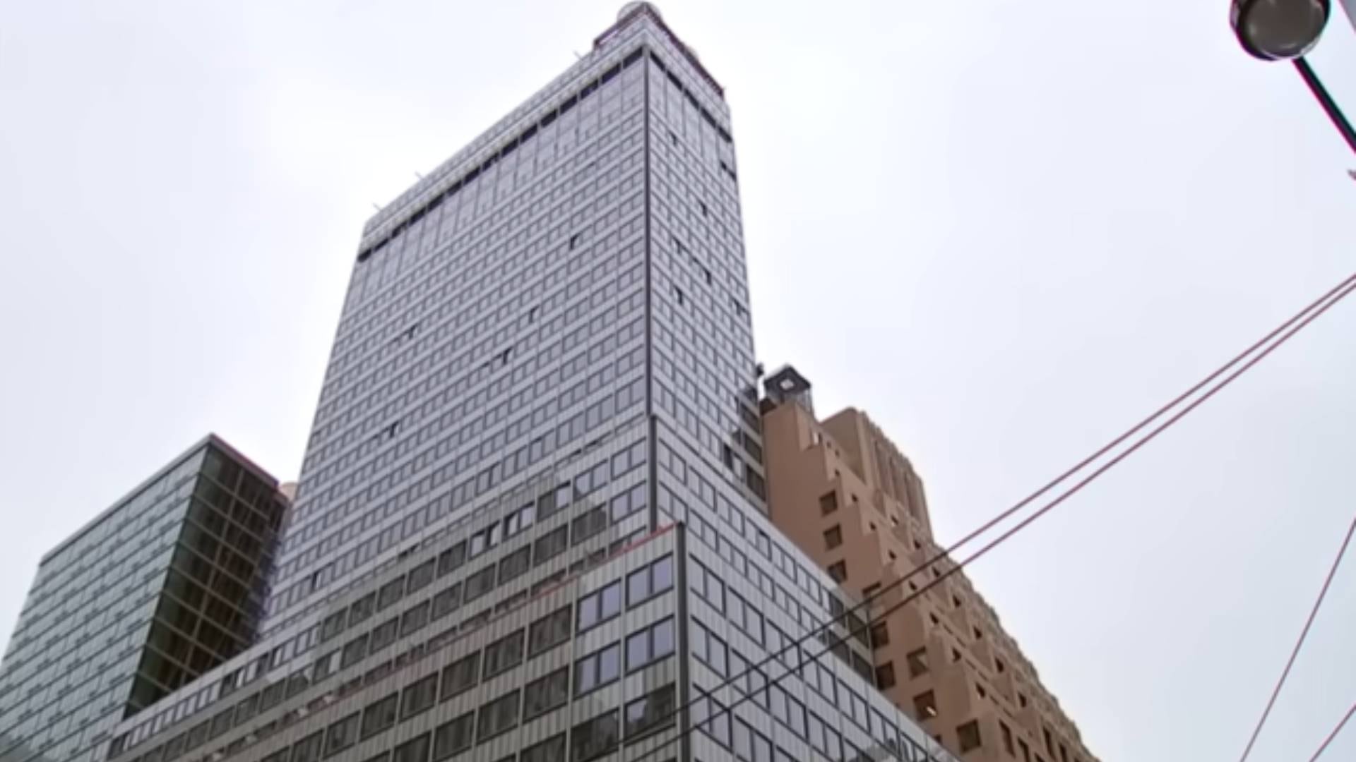 El edificio de 37 pisos del 235 de East 42nd Street quedó estable tras el apuntalamiento de emergencia, según confirmó el Departamento de Edificios de Nueva York (ABC News)