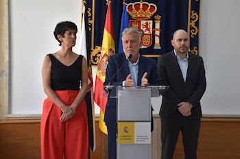 26/08/2026 El ministro de Política Territorial y Memoria Democrática, Ángel Víctor Torres, y la ministra de Inclusión, Seguridad Social y Migraciones, Elma Saiz, durante la reunión del Comité de Situación, en la sede de la Delegación del Gobierno en Ceuta, a 26 de agosto de 2026, en Ceuta (España). Ángel Víctor Torres preside hoy en Ceuta la primera reunión del Comité de Situación, creado para coordinar la respuesta del Gobierno y las administraciones ante la crisis migratoria y recuperar la normalidad en la ciudad.
POLITICA
Gabriela Sardá Núñez - Europa Press