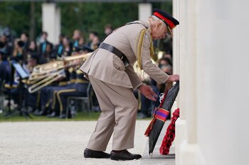 El rey Carlos de Inglaterra deposita una corona de flores durante el acto conmemorativo nacional del Reino Unido (Gareth Fuller/REUTERS)