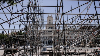 Madrid afronta importantes restricciones de tráfico entre el 3 y el 9 de junio por los preparativos y la visita del Papa León XIV, con especial impacto en Cibeles, plaza de Lima, Castellana, paseo del Prado y Recoletos. Desde este lunes se ocupan progresivamente carriles y dársenas de autobuses para montar infraestructuras, con cierre total de plaza de Lima el 3 de junio y de Cibeles el 4, y cortes completos de circulación en ambos puntos.