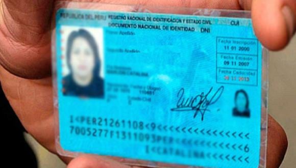En el DNI Azul, la fecha de emisión se encuentra en la parte superior derecha.