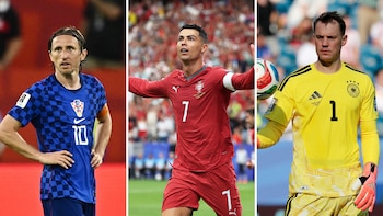 Luka Modrić con camiseta a cuadros azul y dorsal 10. Cristiano Ronaldo con camiseta roja y dorsal 7. Portero con camiseta amarilla y dorsal 1