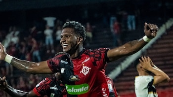 Este fue el fuerte choque de dos jugadores en el partido Inter de Bogotá vs. Cúcuta Deportivo por la Liga BetPlay: uno salió del estadio en ambulancia
