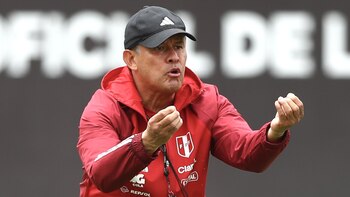 La estrategia defensiva que usaría Juan Reynoso para el Perú vs Chile por Eliminatorias Sudamericanas 2026.