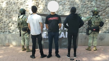 Caen tres adolescentes armados y con droga en Culiacán: llevaban un fusil SCAR, una ametralladora M249S y un rifle tipo AK-47