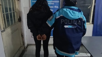 Una mujer atacó brutalmente a sus hijas menores y quedó detenida en Berisso