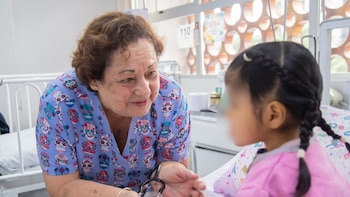 Niña de 4 años supera compleja malformación tras cirugía y podrá volver a comer por vía oral