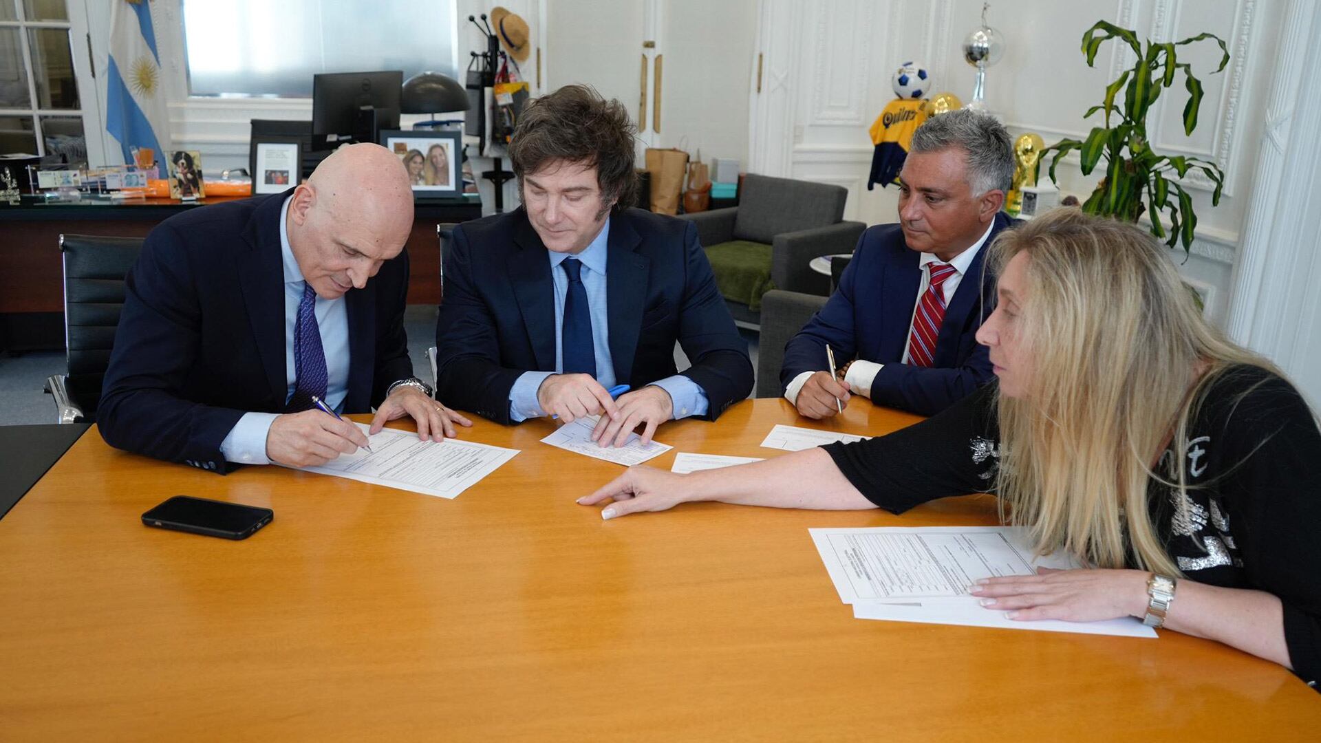 José Luis Espert con el presidente Javier Milei, Karina Milei y el armador de LLA y candidato a diputado nacional, Sebastián Pareja