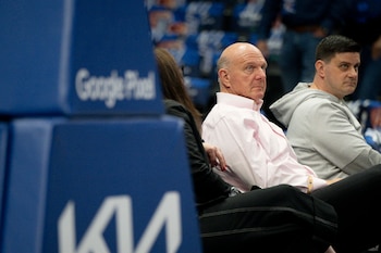 La NBA suspendió a Steve Ballmer por un año y le quitó a Los Ángeles Clippers cinco selecciones de primera ronda entre 2029 y 2033. (Jerome Miron-USA TODAY Sports)