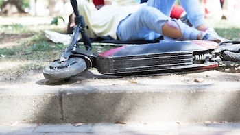 Las admisiones en urgencias por lesiones de patinetas eléctricas se duplicaron en dos años