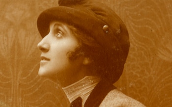 Perfil de una mujer con sombrero oscuro y cuello de encaje en una imagen sepia sobre un fondo decorativo