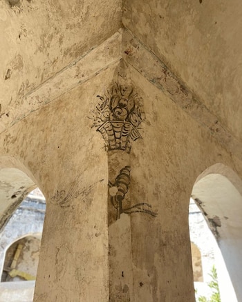 La decoración del lugar es