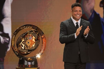 Ronaldo junto al trofeo del nuevo Mundial de Clubes durante el sorteo realizado en Miami (Foto Sam Navarro-Imagn Images)