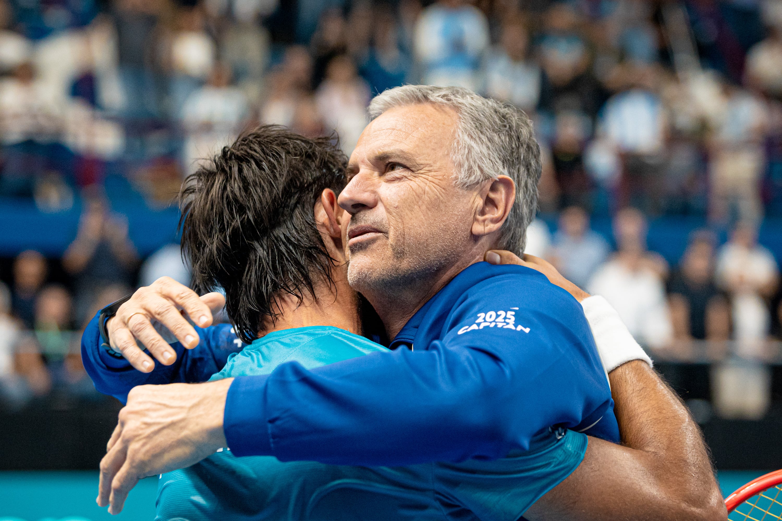 Javier Frana abraza a Thiago Tirante tras el 2-0 para Argentina ante Turquía por la Copa Davis (Crédito: Omar Rasjido / Prensa AAT)