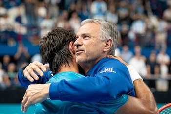 Javier Frana abraza a Thiago Tirante tras el 2-0 para Argentina ante Turquía por la Copa Davis (Crédito: Omar Rasjido / Prensa AAT)
