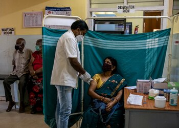 El programa de vacunación es visto por las autoridades indias como la principal salida a la crisis (FOTO: REUTERS)