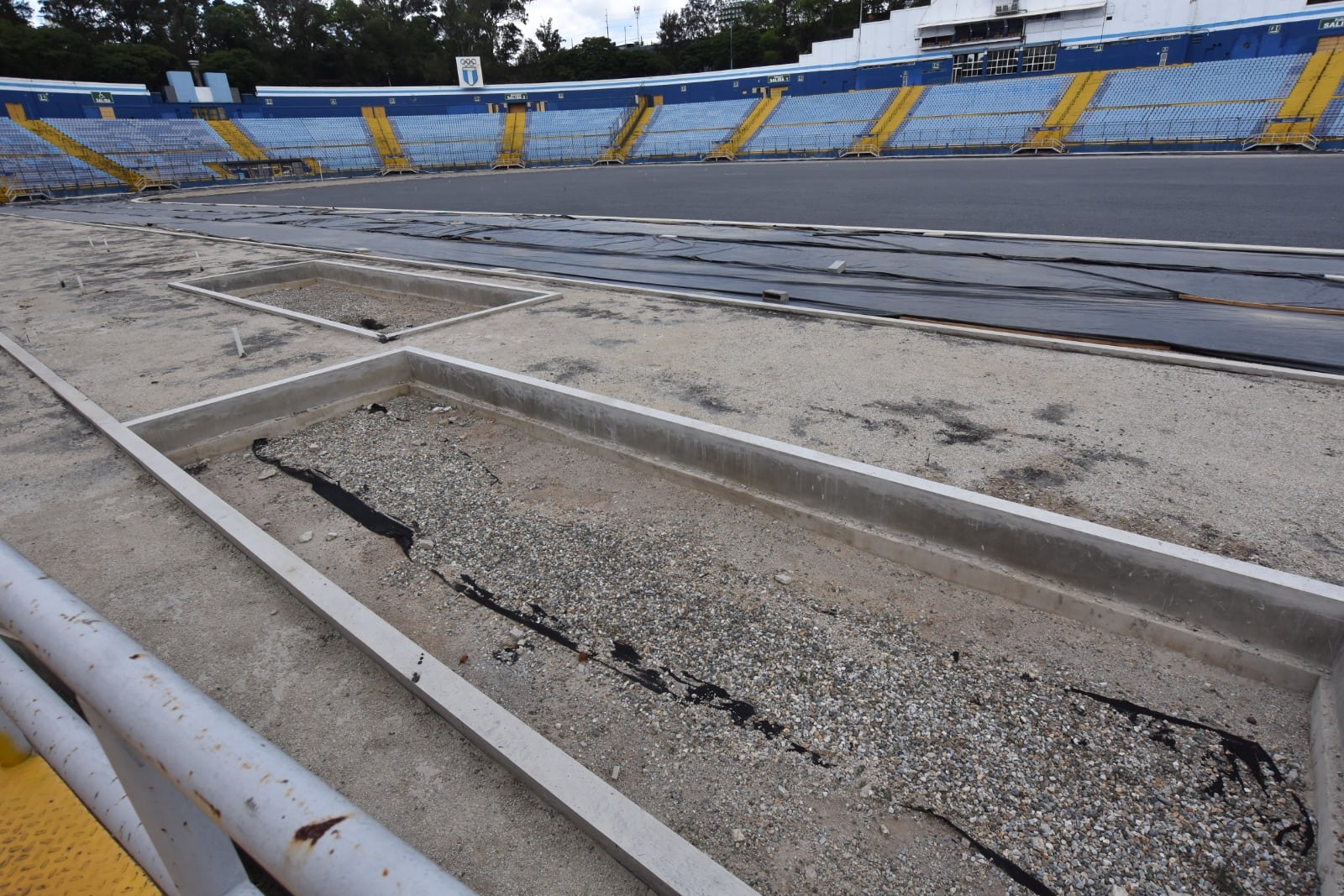 El diputado José Chic denunció grietas y daños en el estadio Doroteo Guamuch Flores y atribuyó el estado de la obra a la falta de mantenimiento de los trabajos ejecutados por Bremar. (Cortesía para Infobae América/José Chic)