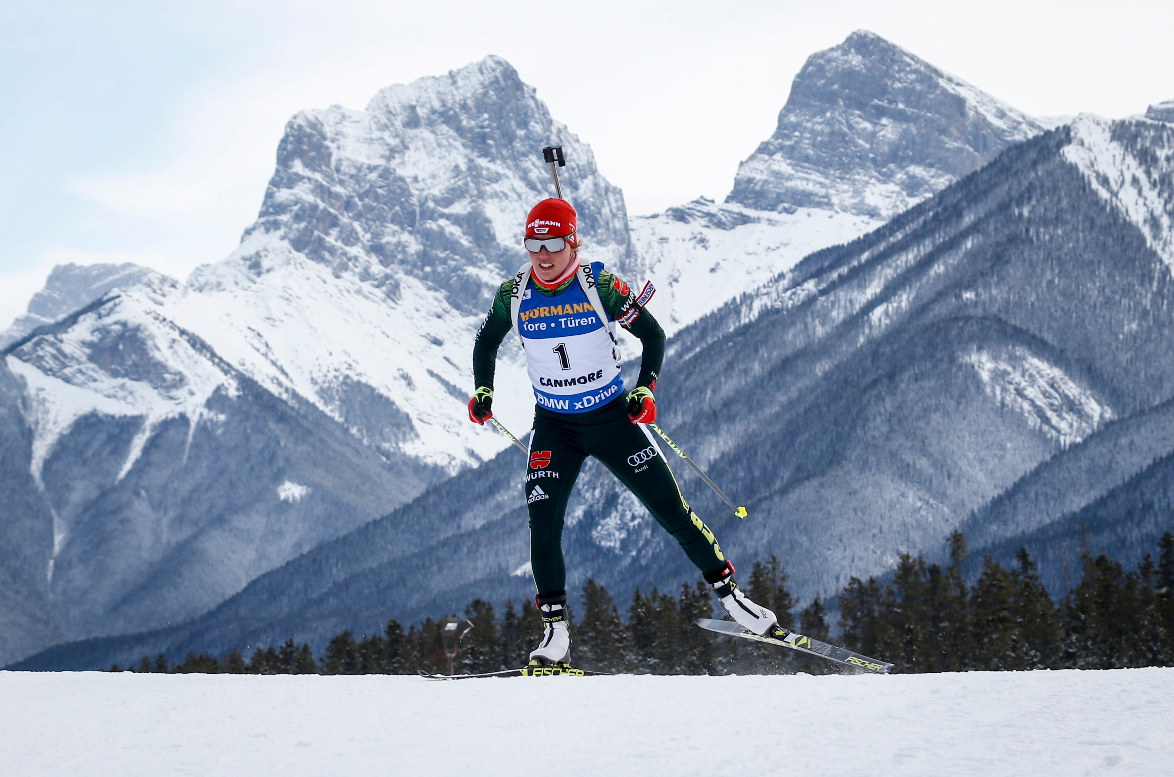 La atleta alemana Laura Dahlmeier esquía durante la Copa del Mundo de biatlón en Canmore, Alberta, el 7 de febrero de 2019 (Jeff McIntosh/The Canadian Press vía AP)