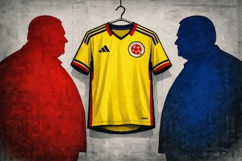 Ilustración de caricatura editorial con textura de periódico. Una camiseta amarilla de la Selección Colombia cuelga entre dos siluetas corpulentas de dirigentes, una roja y otra azul.