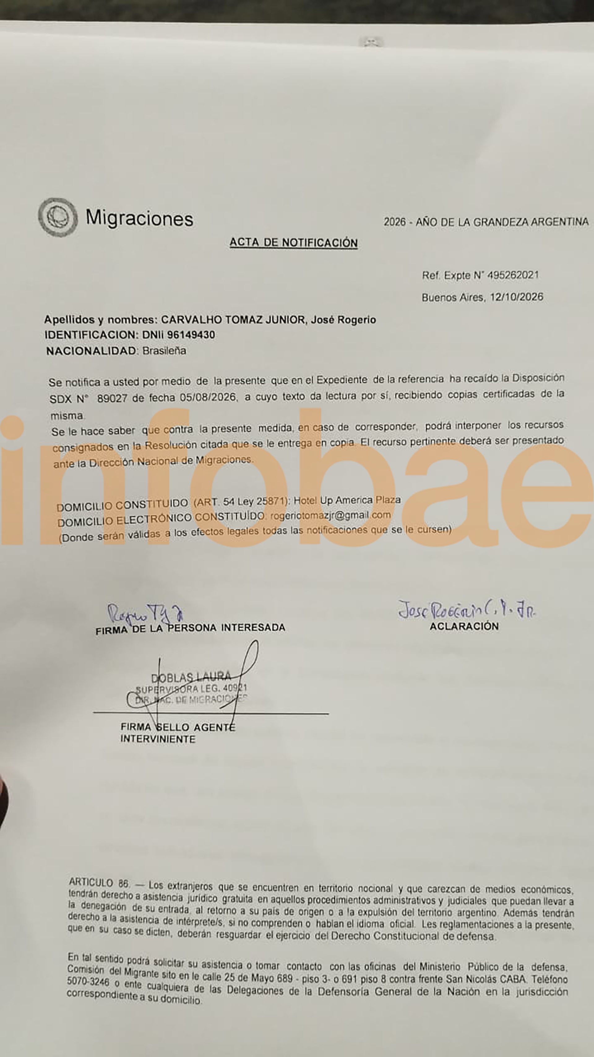 El acta de notificación de la Dirección Nacional de Migraciones de Argentina informa un trámite administrativo al ciudadano brasileño Rogerio Tomaz Jr.