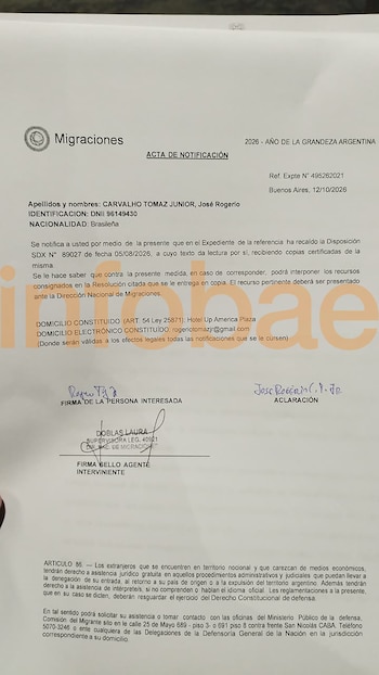Documento impreso titulado Acta de notificación de Migraciones, con datos personales, texto formal, firmas manuscritas y un sello institucional