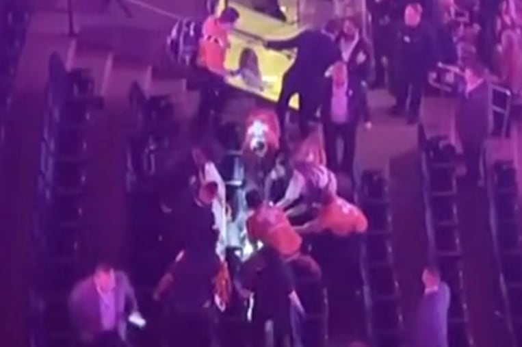 Personal de emergencias y espectadores se movilizaron tras el impacto, mientras parte del público quedaba atónito (WFSB 3)
