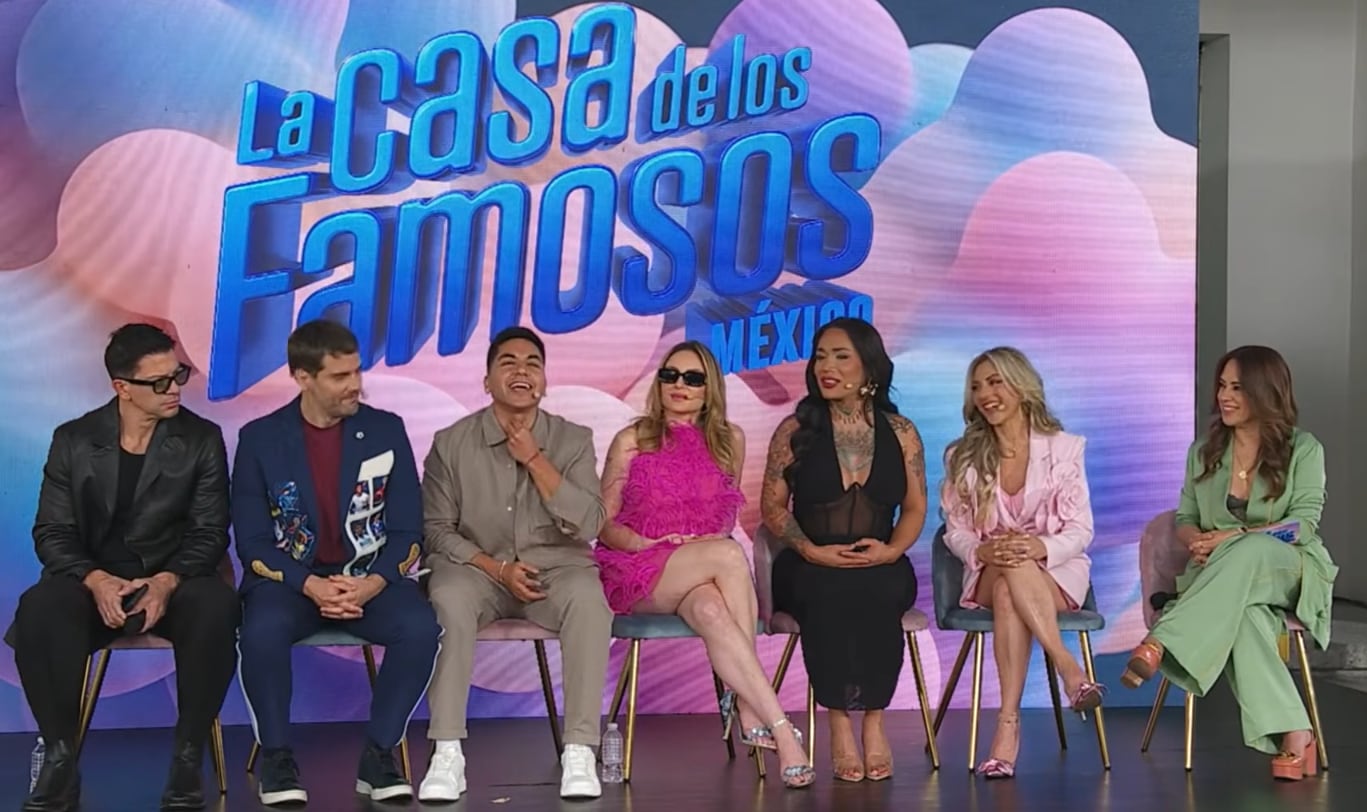 Ese Pérez se llevó la mano al cuello durante la conferencia de prensa de La Casa de los Famosos México para expresar su incomodidad por el triunfo de Mariana Ochoa. (Captura de pantalla )