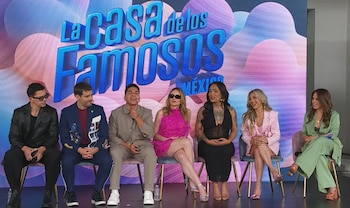 Ese Pérez se llevó la mano al cuello durante la conferencia de prensa para expresar su incomodidad por el triunfo de Mariana Ochoa.