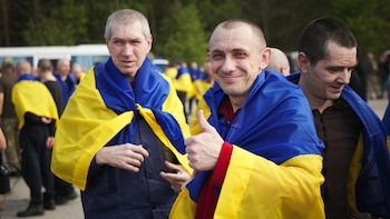 Tres presos de guerra ucranianos