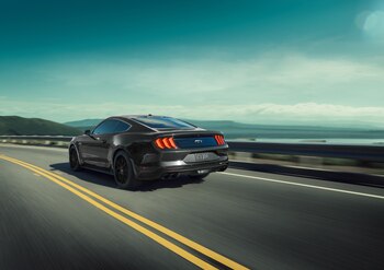 Mantiene los faros traseros con