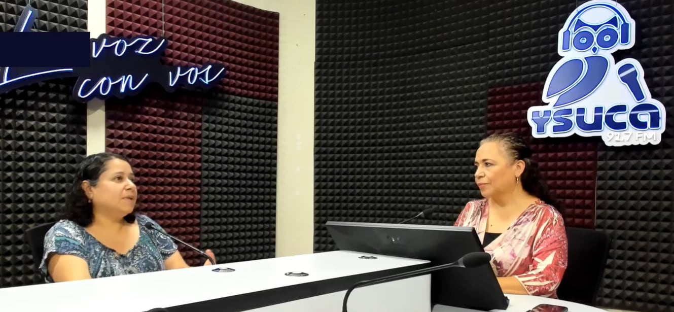 Leisy Ábrego, profesora de UCLA e investigadora sobre migración centroamericana, durante una entrevista en los estudios de YSUCA sobre los efectos de las políticas migratorias en las familias salvadoreñas (Cortesía: YSUCA).
