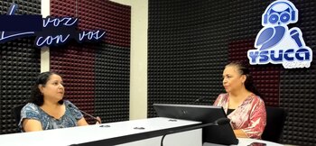 Leisy Ábrego, profesora de UCLA e investigadora sobre migración centroamericana, durante una entrevista en los estudios de YSUCA sobre los efectos de las políticas migratorias en las familias salvadoreñas (Cortesía: YSUCA).