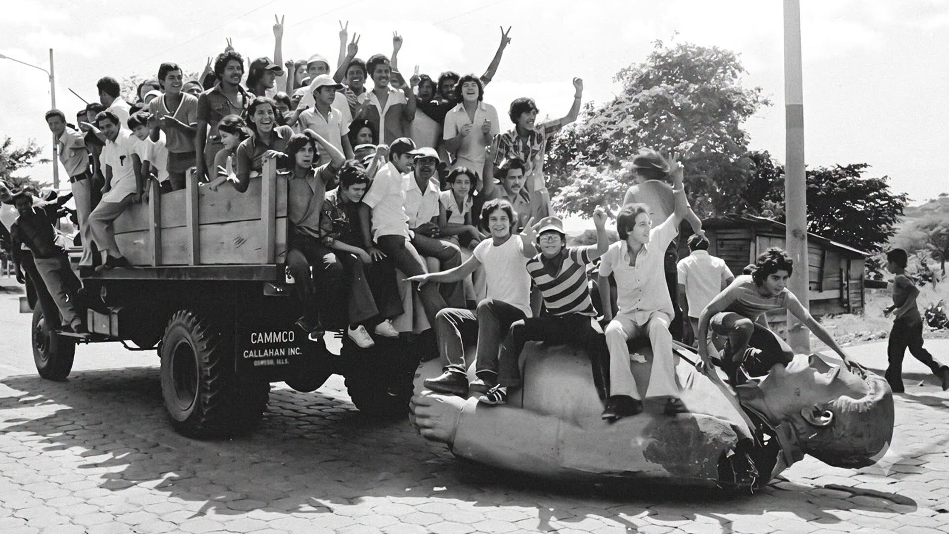 Ciudadanos nicaragüenses celebran en las calles de Managua la madrugada del 17 de julio de 1979, tras confirmarse la huida del dictador Anastasio Somoza Debayle. Una alegría que, décadas después, quedaría en pausa (Cortesía JP+).