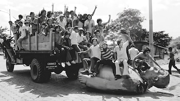 Ciudadanos nicaragüenses celebran en las calles de Managua la madrugada del 17 de julio de 1979, tras confirmarse la huida del dictador Anastasio Somoza Debayle. Una alegría que, décadas después, quedaría en pausa (Cortesía JP+).