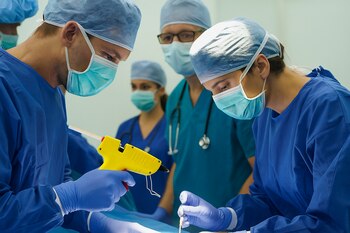 La impresión 3D in situ elimina la necesidad de implantes prefabricados y reduce los tiempos de intervención quirúrgica (Imagen Ilustrativa Infobae)