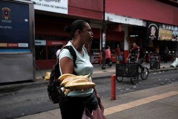 El desglose de los datos revela que los indicadores de desempleo entre hombres y mujeres no mostraron cambios relevantes en comparación con el mismo periodo del año anterior, manteniendo la tendencia estadística estable.
En la imagen, una mujer mientras vende plátanos en la calle, en San José (Costa Rica). EFE/Jeffrey Arguedas/Archivo