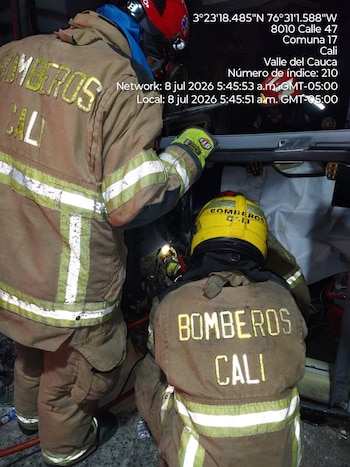 El conductor quedó atrapado por una extremidad inferior y el Cuerpo de Bomberos intervino para liberarlo - crédito Bomberos de Cali