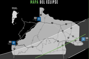 Mapa en tonos grises con rutas numeradas, tres marcadores de aeropuertos, un recuadro de Argentina y líneas diagonales que atraviesan el territorio