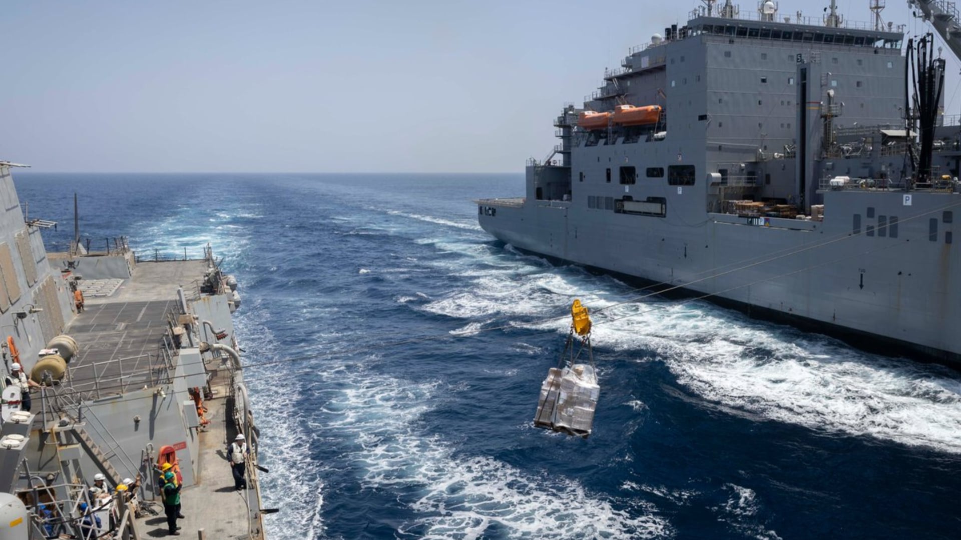 La Armada de los Estados Unidos realiza un reabastecimiento en alta mar de un destructor de misiles guiados (CENTCOM)