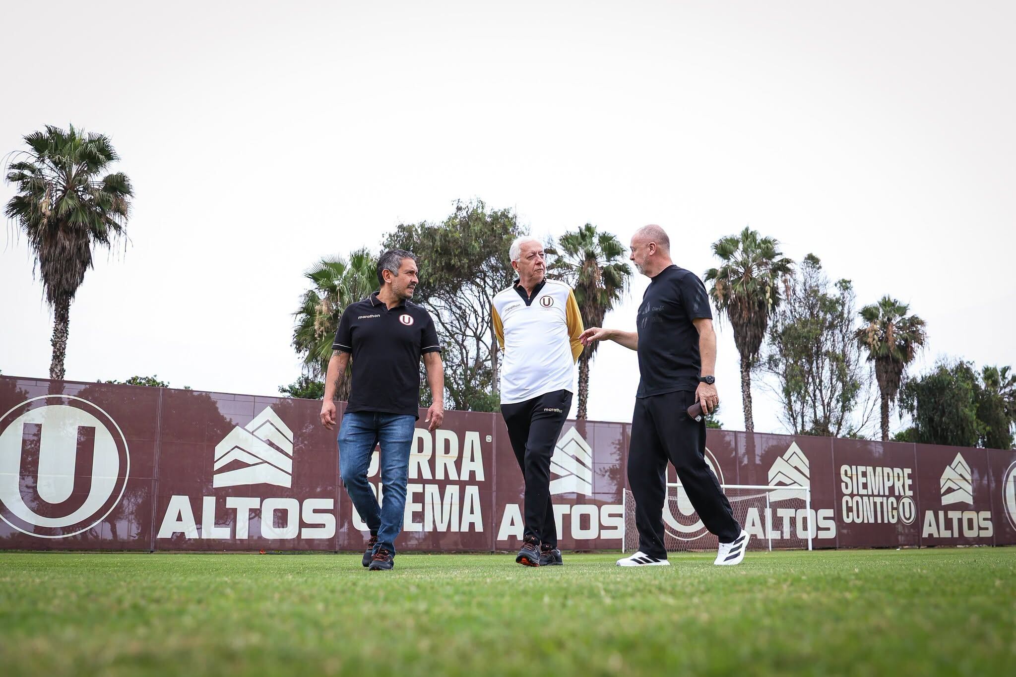 Antonio García Pye y Franco Velazco fueron los anfitriones del técnico de la selección peruana, Mano Menezes, en su visita a la sede de Universitario en Campo Mar. - créditos: Universitario