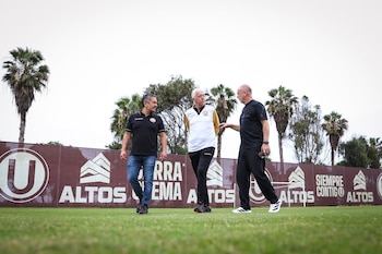 Antonio García Pye y Franco Velazco fueron los anfitriones del técnico de la selección peruana, Mano Menezes, en su visita a la sede de Universitario en Campo Mar. - créditos: Universitario