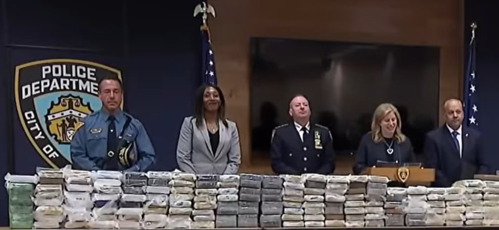 Las autoridades de Nueva York incautaron 263 kilos de cocaína valuada en USD 10 millones y detuvieron a tres personas en un operativo del NYPD (Captura de video)