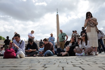 Cientos de fieles van llenando