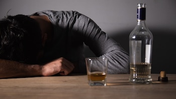 La cirugía para perder peso aumenta el riesgo de alcoholismo, según un estudio.
